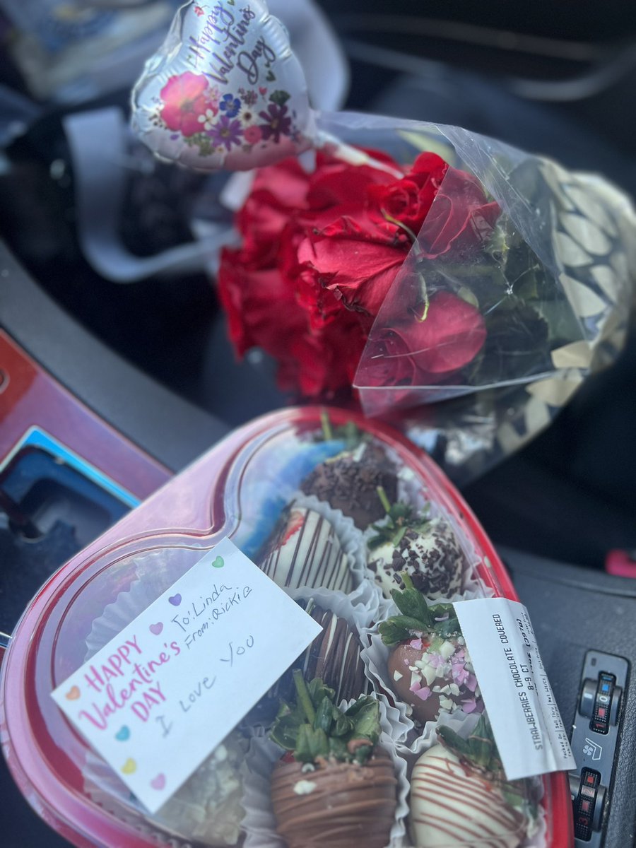 liindakyx3's tweet photo. Feeling extra loved and pink today 💕💕💕
#valentinesdayvibes #happyvalentinesday https://t.co/2tcahToJDc