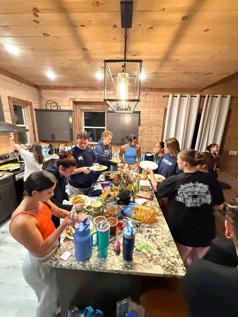 fscj_vb's tweet image. Manta Ray Volleyball enjoying a Friday night unplugged in the mountains with a homemade taco bar and movie! 🤙

#OfflineMode