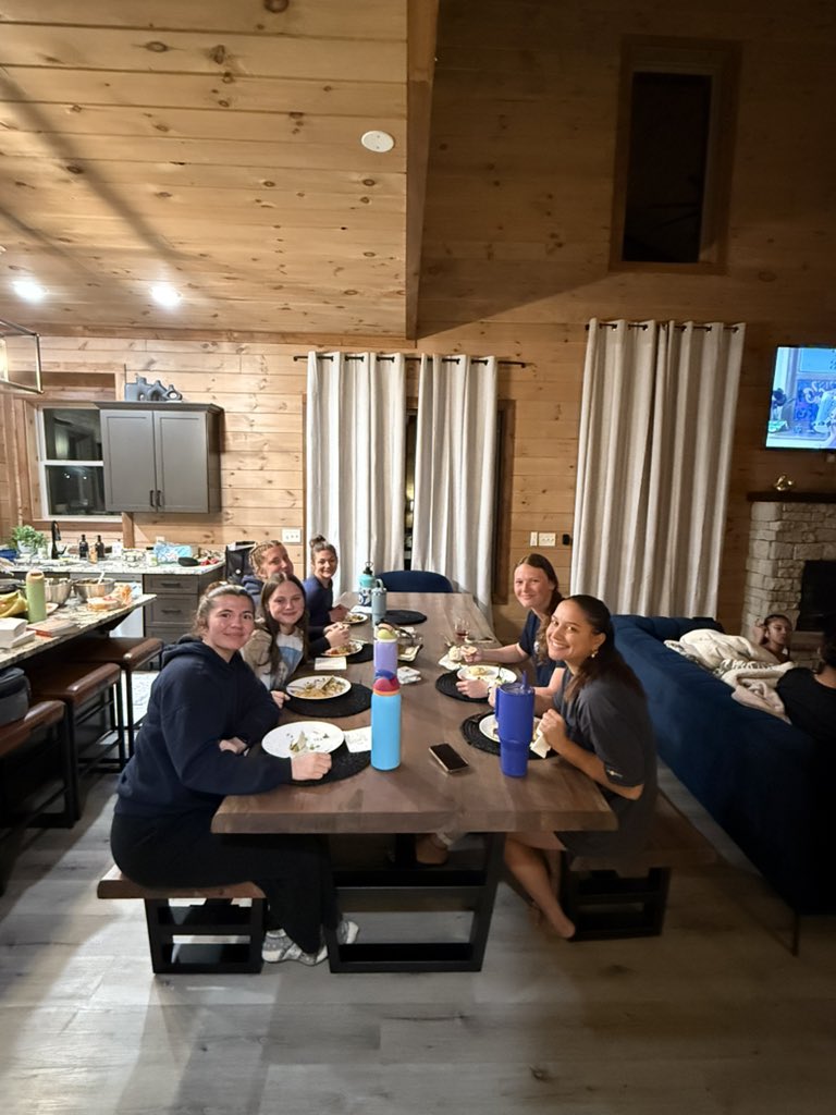 fscj_vb's tweet image. Manta Ray Volleyball enjoying a Friday night unplugged in the mountains with a homemade taco bar and movie! 🤙

#OfflineMode