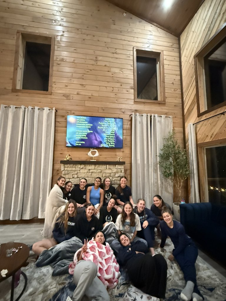fscj_vb's tweet image. Manta Ray Volleyball enjoying a Friday night unplugged in the mountains with a homemade taco bar and movie! 🤙

#OfflineMode