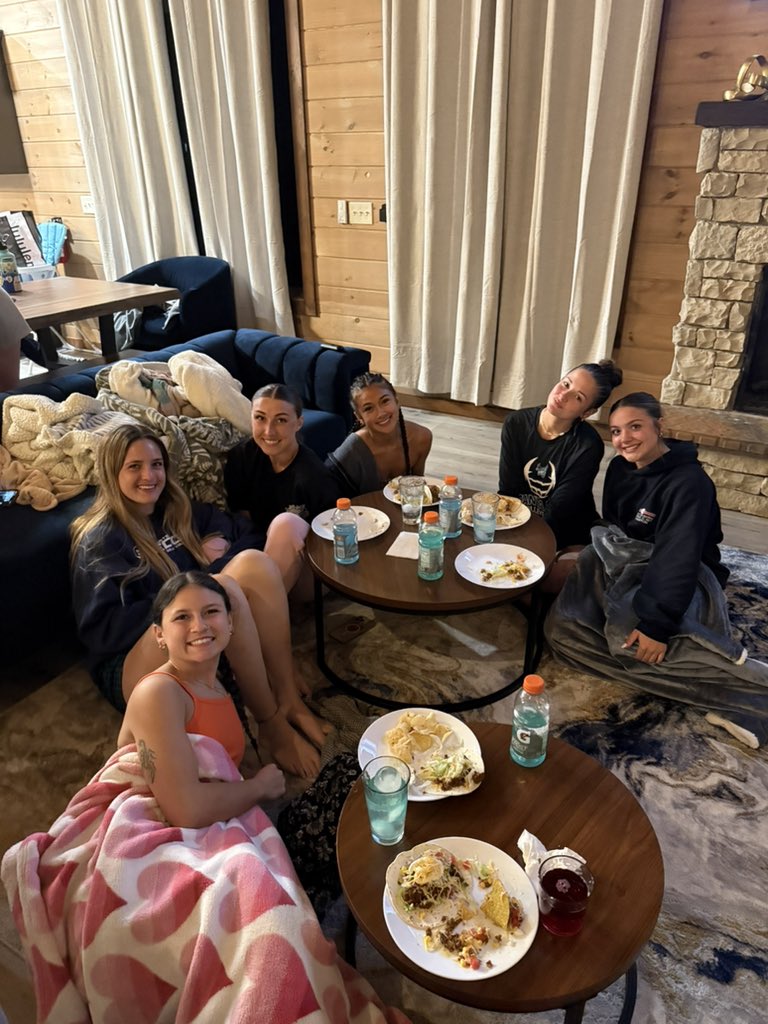 fscj_vb's tweet image. Manta Ray Volleyball enjoying a Friday night unplugged in the mountains with a homemade taco bar and movie! 🤙

#OfflineMode