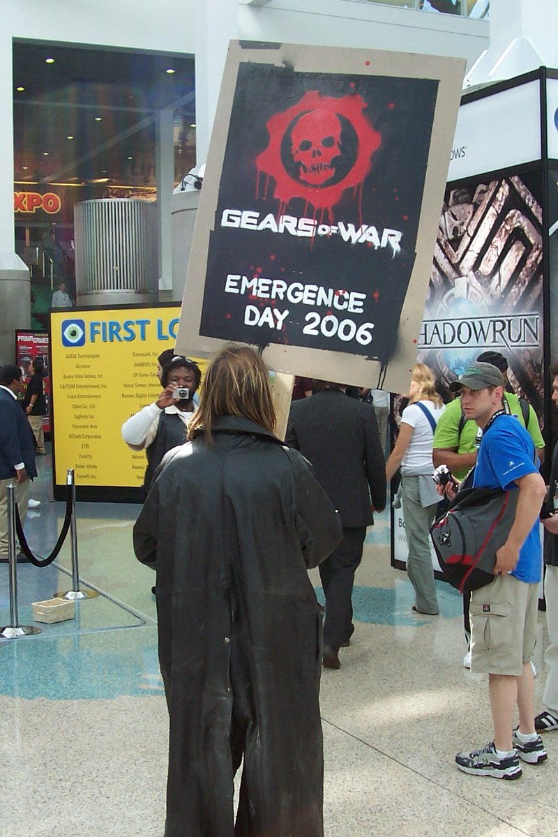 Fun surprise from my photo archive.
Attended #E3 in 2006 while working at Midway Games.  Saw this chalk drawing in progress along with actors carrying signs promoting #GearsofWar.  Six weeks later, I join #EpicGames to help create cinematics for the game. ✌️#timeflies