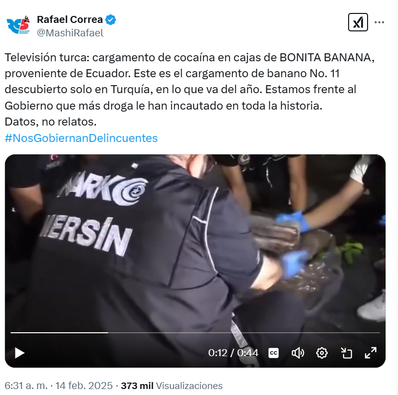 lahistoriaec's tweet photo. Todo vale. Rafael Correa tuitea hoy una noticia de decomiso de droga en Turquía, descubierta en cajas de banano. Y dice: "Este es el cargamento de banano No. 11 descubierto solo en Turquía, en lo que va del año". Pero esta misma noticia ya fue publicada por el ex ministro José Serrano en octubre de 2023, diciendo lo mismo: "Este es el cargamento de banano No. 11 descubierto solo en Turquía, en lo que va del año". #TodoPorUnVoto