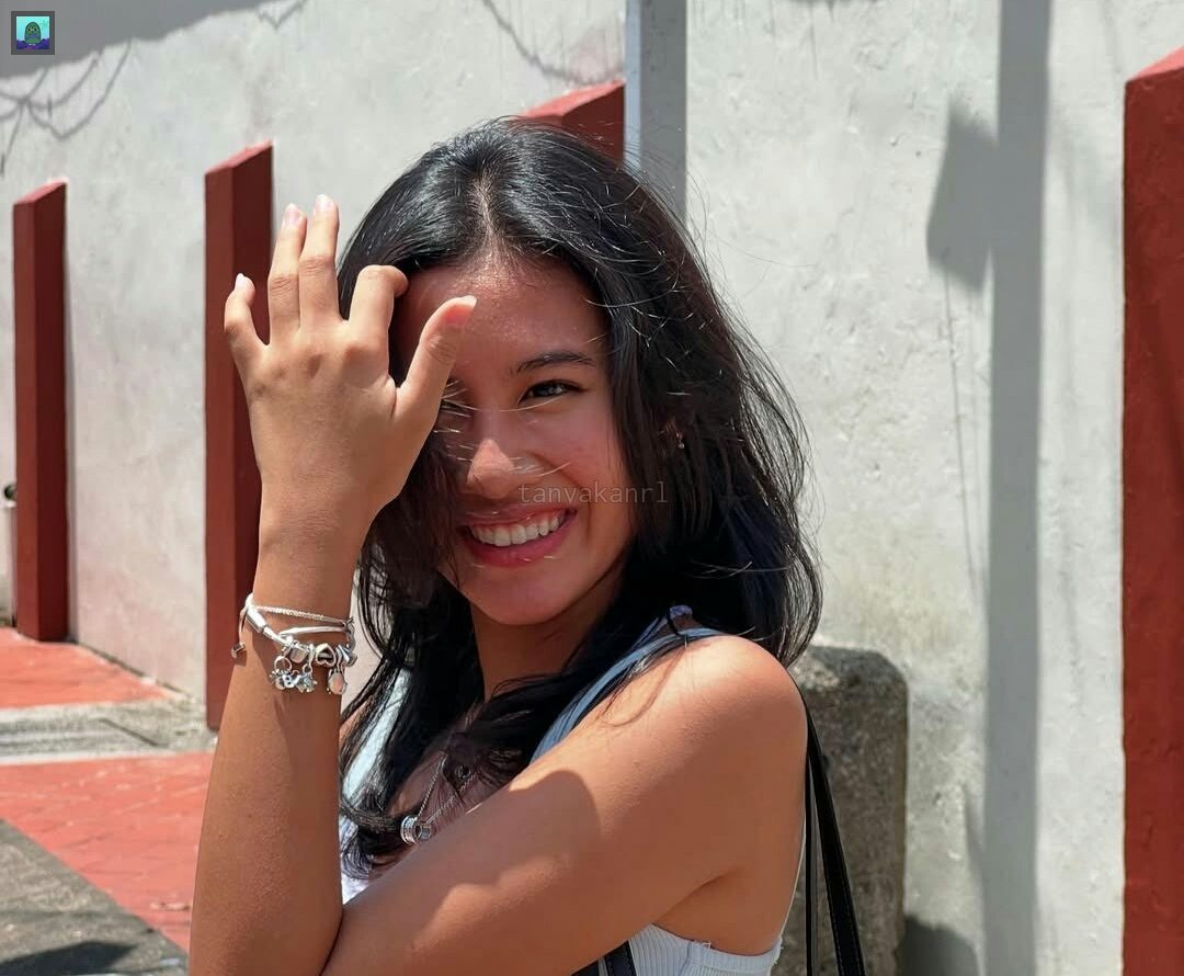 💚 ngeliat dari cara pandang angga, sender berfikir CARA MENJADI SHENINA personality nya maksudnya..pengen gitu jadi cewe yg selalu ceria, positif vibes, jujur apa adanya, ga menye2. Aku rasa ga cuma angga, banyak cowo diluar sana suka sama pribadi shenina