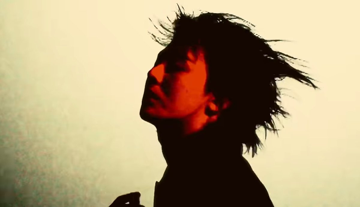 jiyongsite's tweet photo. THESE ARE ALL FROM THE SAME VIDEO. G-DRAGON WHAT ARE YOU PLANNING https://t.co/Fbib1vQR0w