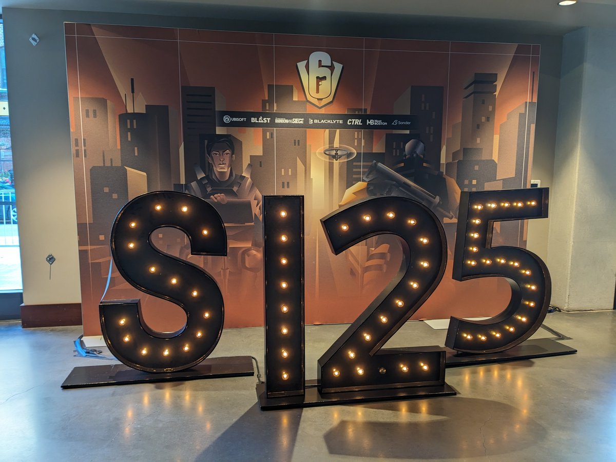 4levesque's tweet photo. Amazing first day at the Six Invitational. Can't wait to see the next matches! I love the 20's style. https://t.co/wglyr3xHZr