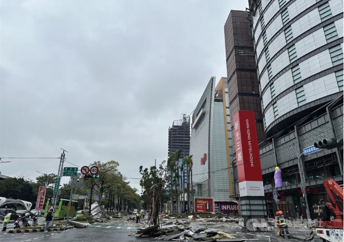新光三越台中港店で13日、爆発事故が発生し、4人が死亡し、多くのけが人が出ました。検察は、4人の死亡者の確認作業を終え、多くが頭胸部外傷や鈍挫傷による多重臓器不全で死亡したと判断し、過失致死などの罪で捜査を進めています。