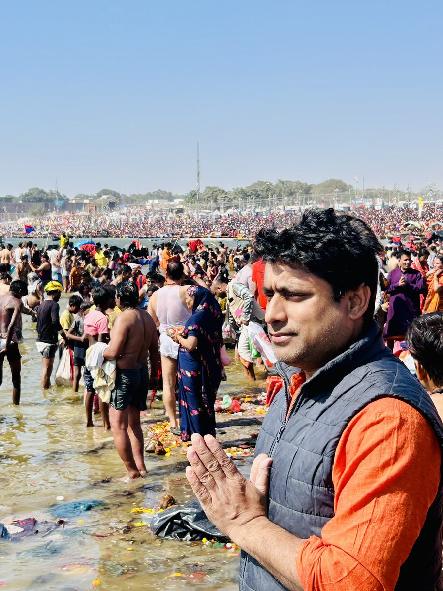 Rakesh_pgcil's tweet photo. #MahaKumbh2025 #TriveniSangam 
अद्भुत, अलौकिक, अद्वितीय !!
त्रिवेणी संगम में डुबकी लगाने का सौभाग्य मिला ! 

feeling blessed 😌😌🙏🏻🙏🏻

Great arrangements in all respects  by @UPGovt #KumbhMela2025 https://t.co/NcxbyNFwtj