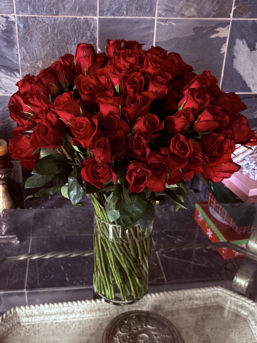 My first time getting flowers on Valentine’s Day! 🥹❤️