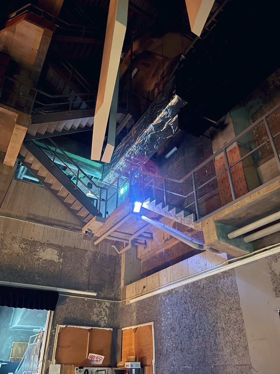 【旅記録 33.34.35】

和歌山城ホール、紀の川にて公演終了！会場の名前通り目の前には和歌山城があり優雅な景色を楽しみながら公演を行ったり、紀の川では私の琴線に触れまくり思わず撮ってしまった舞台袖の階段の写真。こういうの非常にイイ。