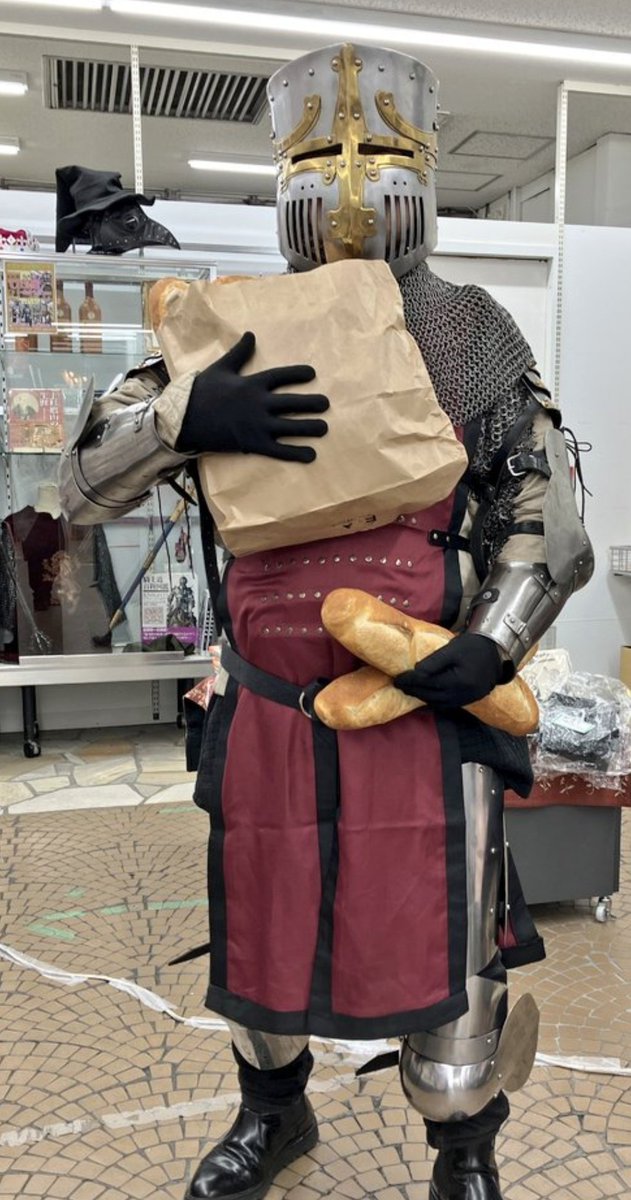 shosengnd's tweet photo. おまえら、聞け。静かにせい。話を聞け。

男一匹が書店員生命をかけて訴えているんだぞ。いいか『中世のパン』はレシピ本ではない
パンを通した文化史の本だ。
中世の社会構造を論じた本だ。
それを読んでほしいから復刊したんだ。
この機を逃したら手にはいらんのだ。
販売開始だ！

使い勝手のワルい、パン（バケット）袋のついた有償特典版もあるぞ。

#ヒストリ屋
#神保町
#中世ヨ