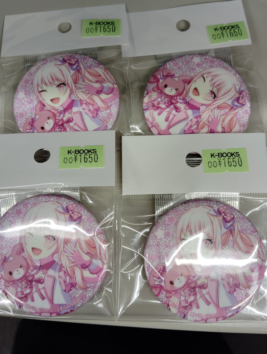 入荷情報】 プロジェクトセカイ サンリオグリッター缶バッジ 暁山瑞希