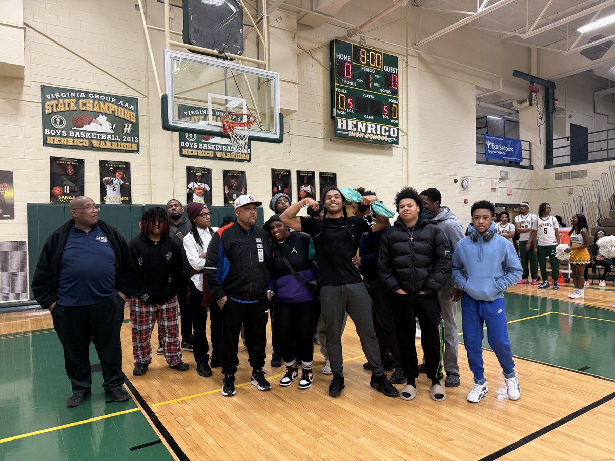 hhs_prncpl's tweet image. Senior Night for Boys Basketball, Cheer, and Wrestling! Congratulations #classof2025 @HenricoHighSch 💚💛