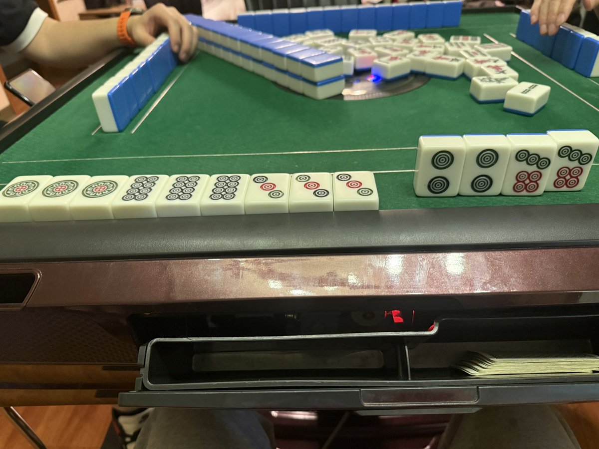 帅哥们打麻将了。三缺一