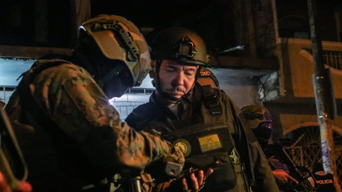 #EnEsteMomento 

EN DURÁN, GRAN DESPLIEGUE Y OPERACIÓN DE SEGURIDAD DE LAS FUERZAS ARMADAS, LIDERADO POR EL MINISTRO DE DEFENSA NACIONAL, GIAN CARLO LOFFREDO Y EL COMANDANTE GENERAL DE LA FUERZA AÉREA ECUATORIANA, GRAA. CELIANO CEVALLOS. 

Noticia en desarrollo.
