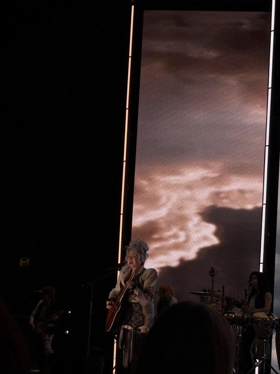 laurenm04x's tweet photo. Cyndi Lauper on Valentineβs Dayβ€οΈ #CyndiLauper #bppulselive @bppulseLIVE proud of my photos and videos. also grateful at the fact i was upgraded for free due to my injury atmπ https://t.co/FwraLN1CPb