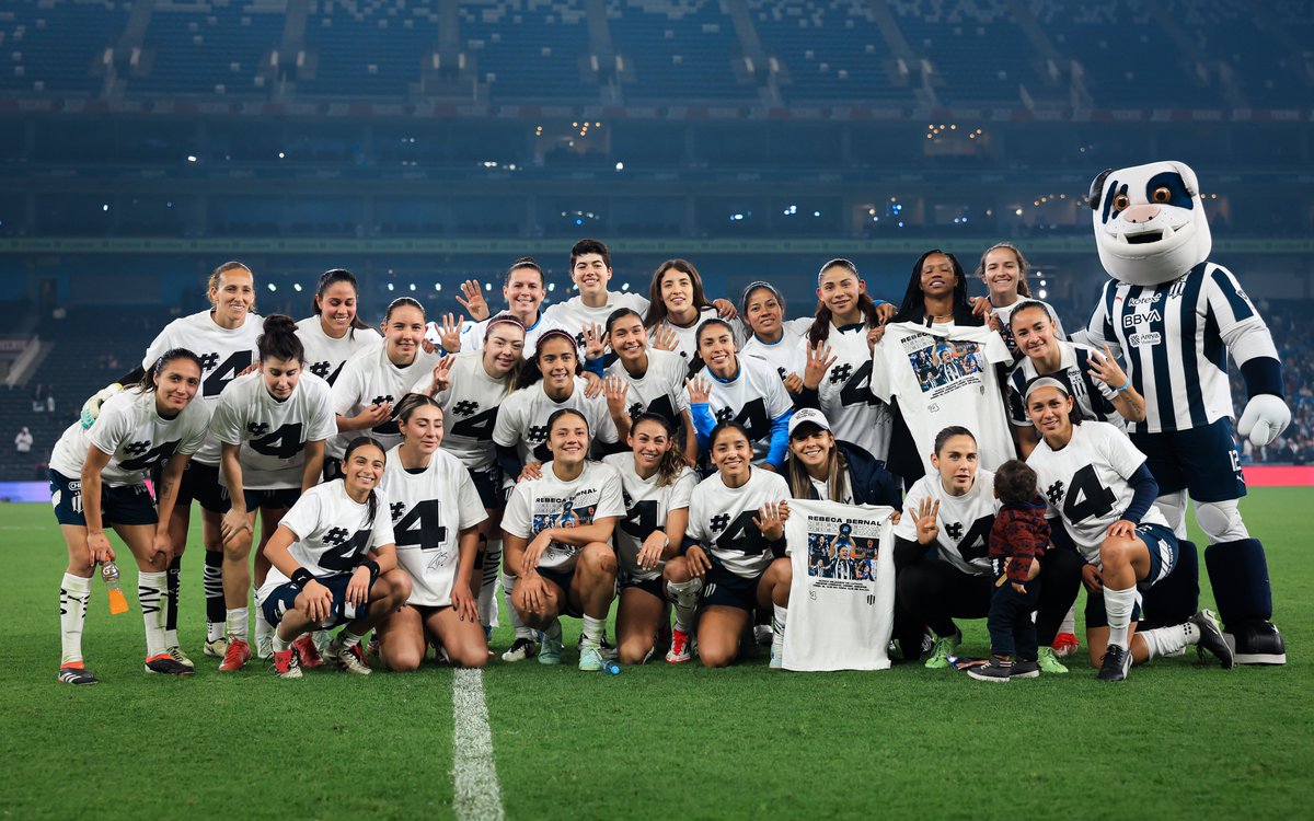 Rayadas's tweet image. ¡Este siempre será tu Equipo, tu Casa y tu Familia Rayada! 💙🤍

#Rebe4Ever