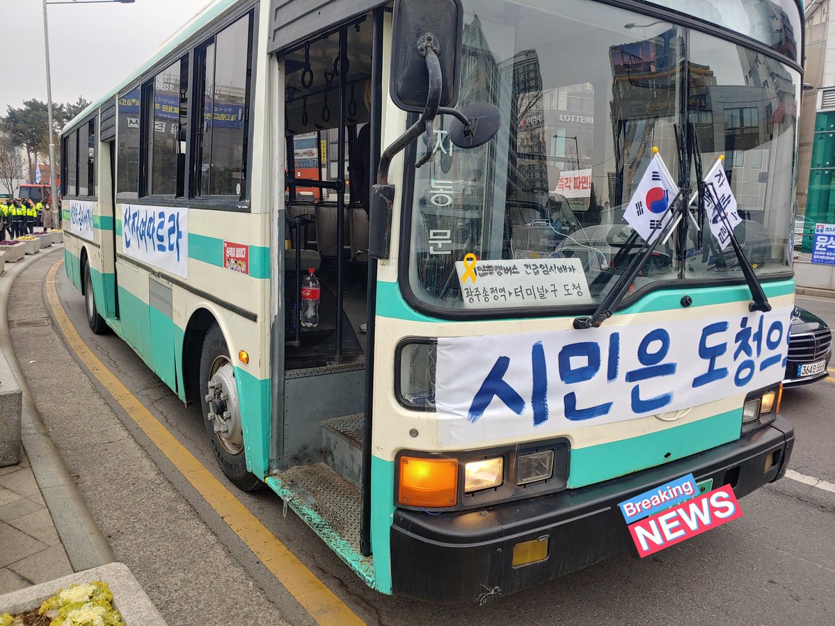 8087demobus's tweet image. 5.18민주광장 앞 집회 세팅 완료했습니다.
오늘은 수기현수막의 절반 이상을 실제 5.18 당시 현수막 문구로 재현했습니다.