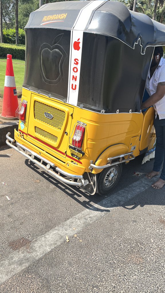 sayanfied's tweet photo. Hi @ola_supports  i was travelling from Gachibowli Hyderabad to Airport this particular auto scammed me by saying there are two airports and i had mistakenly booked the wrong airport therefore the fee was 388 he canceled the ride and at last he dropped me to the same location https://t.co/5geTpXMH1h