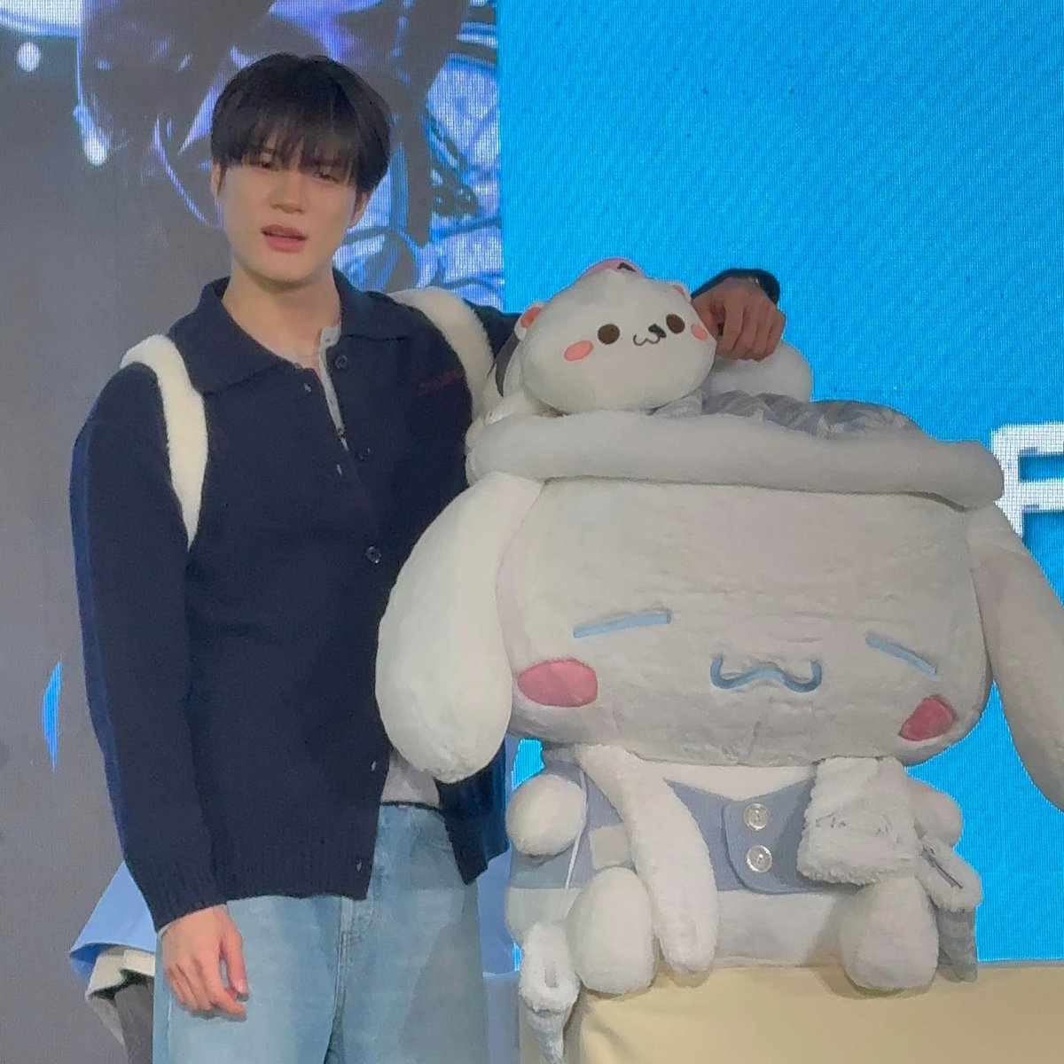: แม่จ๋าคับ ขอเอาพี่ม่อนไปโรงเรียนด้วยได้มั้ยย
: มะด้ายคับลูก
: ทำไมอะ!!
: พี่ม่อนอ้วร เกะกะเพื่อนคับลูก