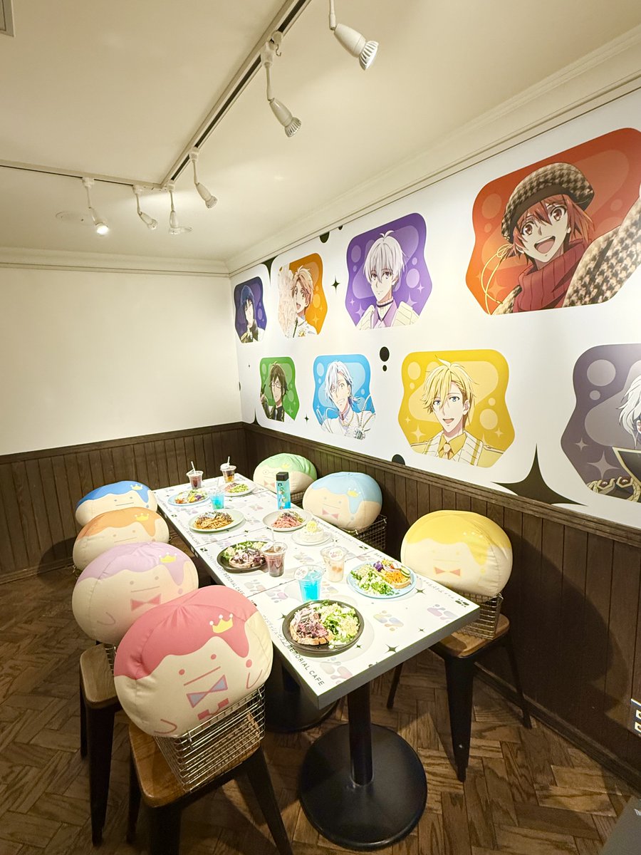 ID7_anime_ex's tweet photo. 本日より、BOX cafe&amp;space 表参道店にて
『アニメ アイドリッシュセブン ～MEMORIAL CAFE～』がオープン！

当日券などについての情報は、
カフェ公式X（ @omotebox ）からご確認ください！

#アイナナ ＃アニナナ https://t.co/q6tmS8HgEP