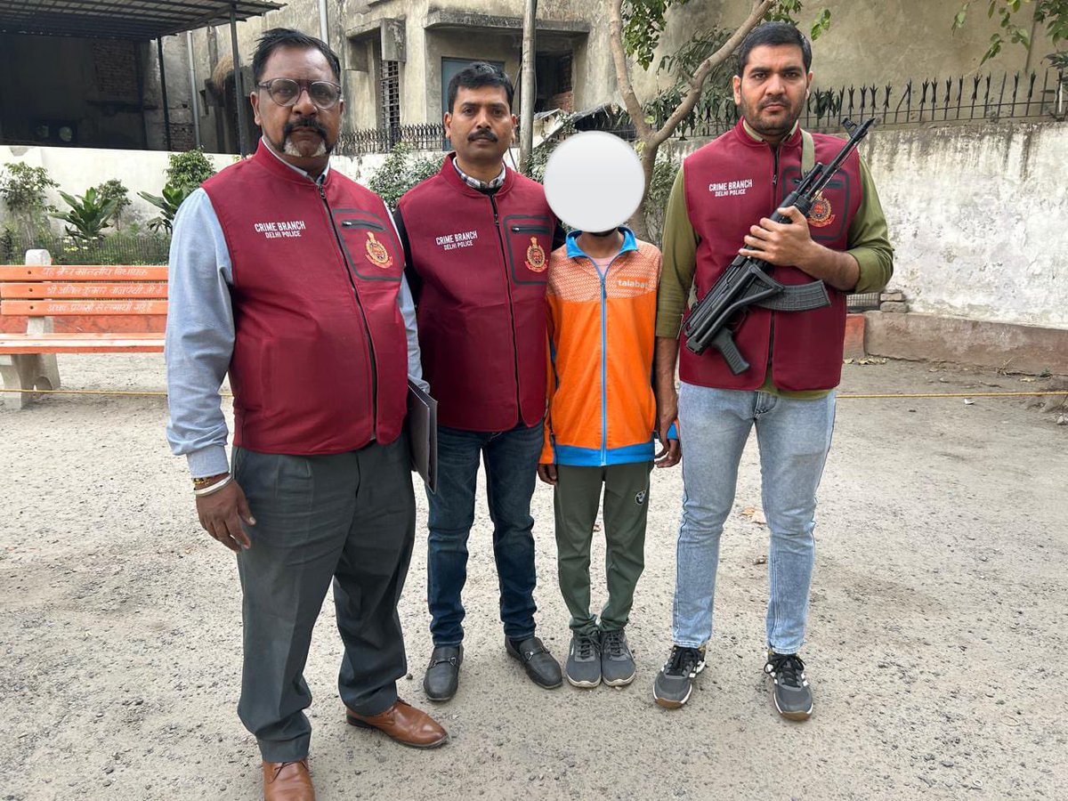 CrimeBranchDP's tweet photo. INTERSTATE ILLICIT LIQUOR SUPPLIER ARRESTED BY EASTERN RANGE-II, CRIME BRANCH, DELHI POLICE!

🚨 Major Crackdown on Illegal Liquor Trade! 🚨

✅ 109 CARTONS of illicit liquor recovered (4,450 quarters & 240 bottles).
✅ TATA ACE used for transportation SEIZED.
✅ Another huge success in the fight against illegal liquor smuggling!

🔥 Kudos to the relentless efforts of Insp. Pardeep Kumar, ACP Yashpal Singh, and DCP Sh. Vikram Singh (@vikram_ips )

Delhi Police stands firm against crime! 👊

https://t.co/CPOYlqXtc1

@delhipolice @sanjaybhatia139