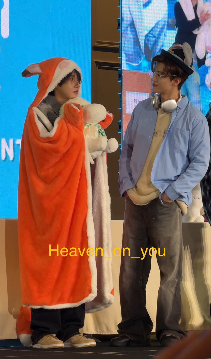 กุบ้าได้เลย จูดี้เวอชั่นพี่แจมิน ใส่แว่น สวมเสื้อเชิ้ต มือล้วงกระเป๋ากางเกงยีนส์ มาดเขาเท่มาก แล้วดูยิ้มให้เอ็นจุนที่ยืนตัวเล็กกว่าข้างหน้า กุบ้า ㅜㅜㅜㅜㅜㅜㅜ