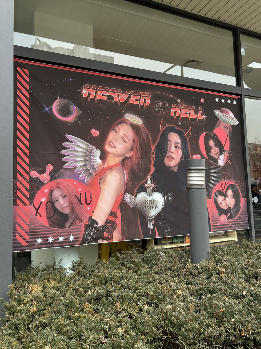 marriage_ryujin's tweet photo. #HEAVEN_OR_HELL #신자매_FOREVER
카페 밖 부터 엄청 예쁘게 꾸며져 있고 내부도 팝업처럼 너무 예쁘게 꾸며져 있어서 카페에 있는 내내 행복했던 시간을 보낼 수 있었어요❤️ 럭드 엽서도 너무너무 예뻤어요!!✨ https://t.co/KIWGF1kpxX