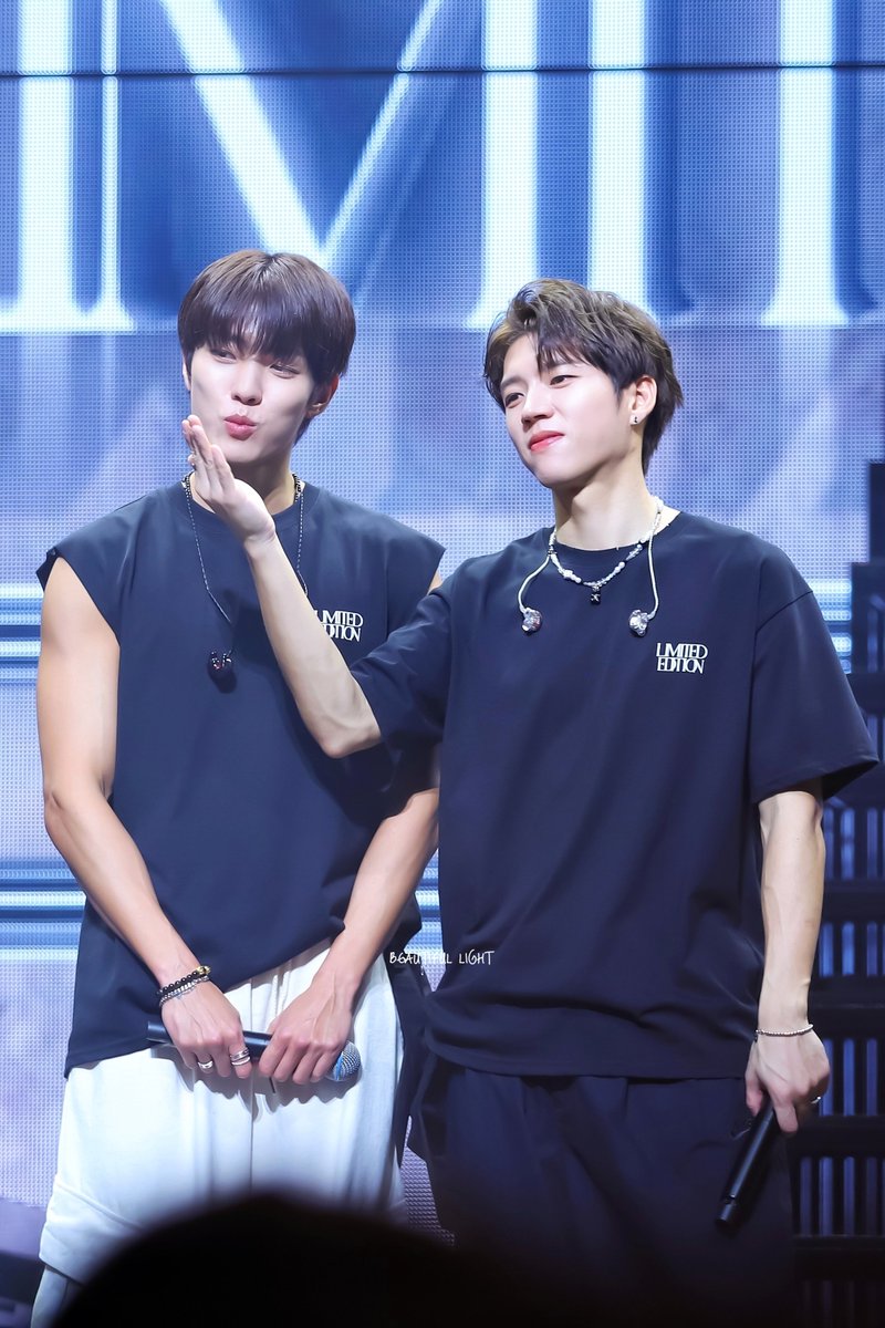 Alicia100609's tweet photo. 250207 Limited Edition in Singapore 

스페셜 플라잉 키스

#인피니트 #남우현 #이성열 
#INFINITE #NamWooHyun #LeeSungYeol
#INFINITECONCERT
#LIMITED_EDITION_IN_SINGAPORE https://t.co/S5lLFgHGZM