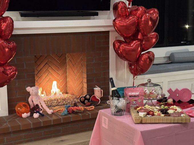 1 pic. Valentine’s Day fine with my BFF and doggies!!! https://t.co/5Hvy5Xe2sq