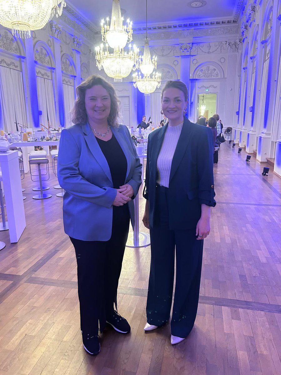 🎉 The stage is set, and our incredible hosts for the #WomensBreakfast2025 at #MSC2025 are ready to kick off an inspiring event!
#WomenLeadership #Women4Security

<a href="/gerlach_judith/">Judith Gerlach</a>
<a href="/KS_MdL/">Kerstin Schreyer</a>