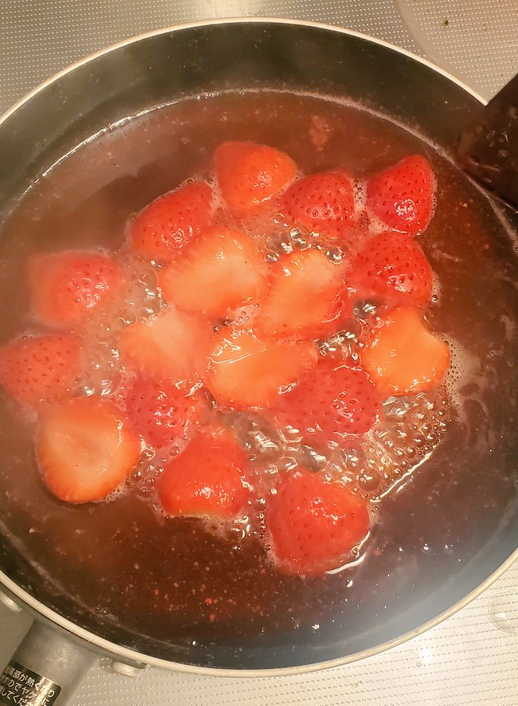 いちごのコンポート作ってる 