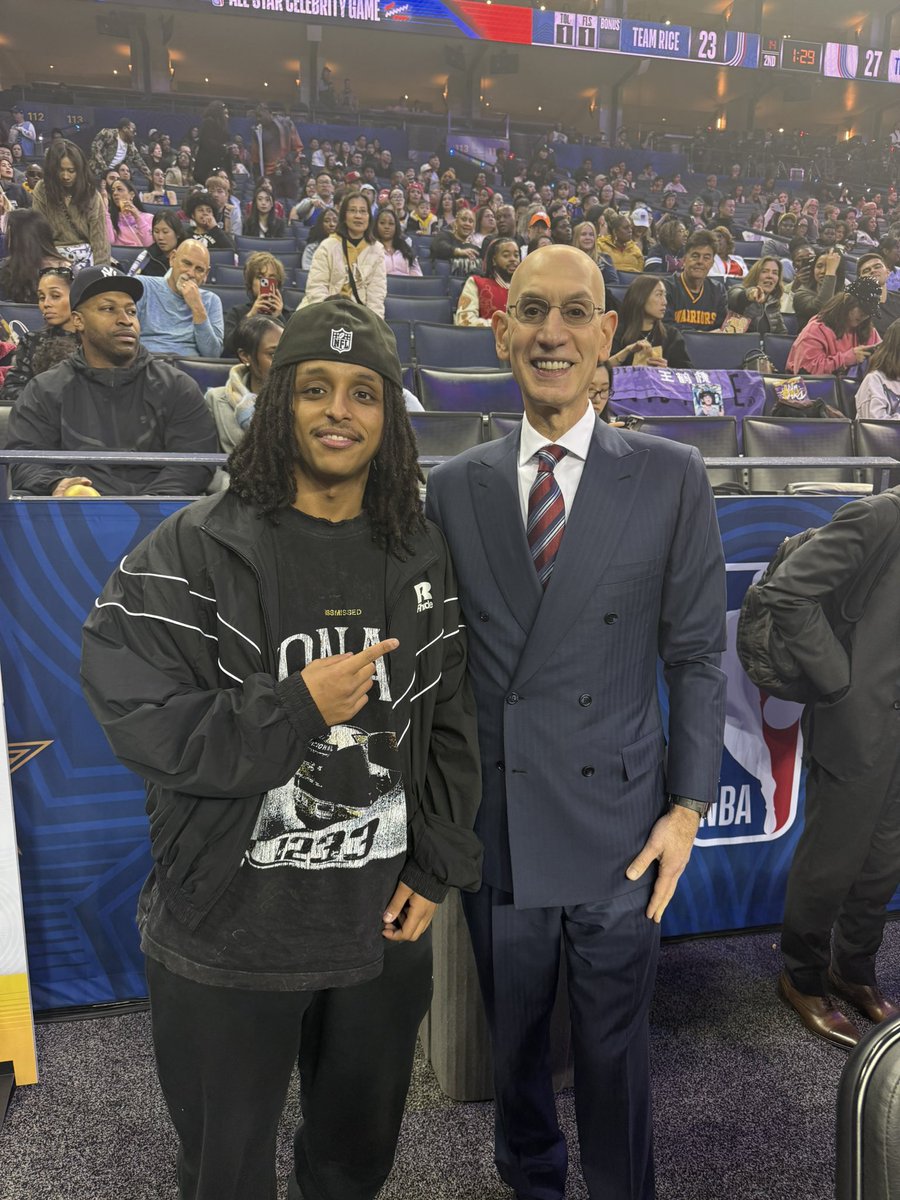 CallMeAgent00's tweet photo. I dreamt of being the GM of the Raptors so this is kinda crazy https://t.co/S3ZiKQHjkw