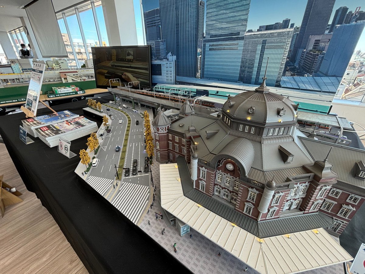 新宿駅や渋谷スクランブル交差点などに代表される都市ジオラマを製作