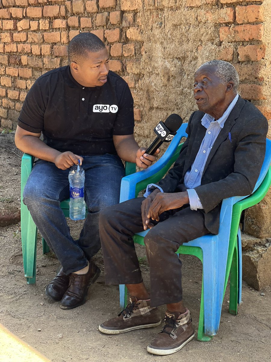 kiongozigod's tweet photo. NGUMU LAKINI NI NZURI.Nimesafiri Nakupita Mikoa minne hadi Mkoa wa Songwe nakutumia kilometa zaidi ya elfu moja na mia mbili kwa ajili ya interview na Mzee Pandisha aliyewaliza watu mtandaoni kwa kitendo cha kiungwana chakutoa samaki bure  kwa kijanaa @mafuru1 https://t.co/ZLaiVaXGvL