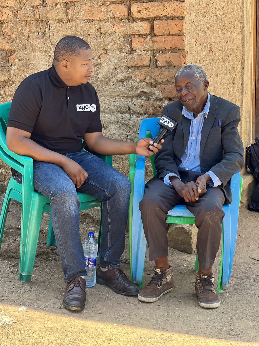 kiongozigod's tweet photo. NGUMU LAKINI NI NZURI.Nimesafiri Nakupita Mikoa minne hadi Mkoa wa Songwe nakutumia kilometa zaidi ya elfu moja na mia mbili kwa ajili ya interview na Mzee Pandisha aliyewaliza watu mtandaoni kwa kitendo cha kiungwana chakutoa samaki bure  kwa kijanaa @mafuru1 https://t.co/ZLaiVaXGvL