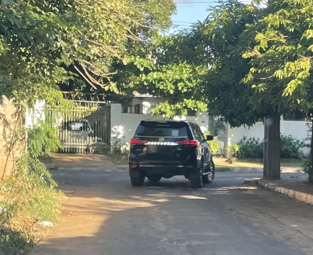 Hugobie's tweet photo. Señores @policia_py , cual es la moda de que circulen vehículos preferentemente de color negro, y de la marca
Toyota por las
Ciudades y rutas sin Placas identificatorias y obligatorias? 
Es gente privilegiada, que cree
Ser superior a todos los demás ciudadanos de este país?
Además utilizan luces intermitentes, para uso policial. 
Hay gente que se cree “capo” así. 
Más bien son impresentables que necesitan hacer esto para sentirse algo.