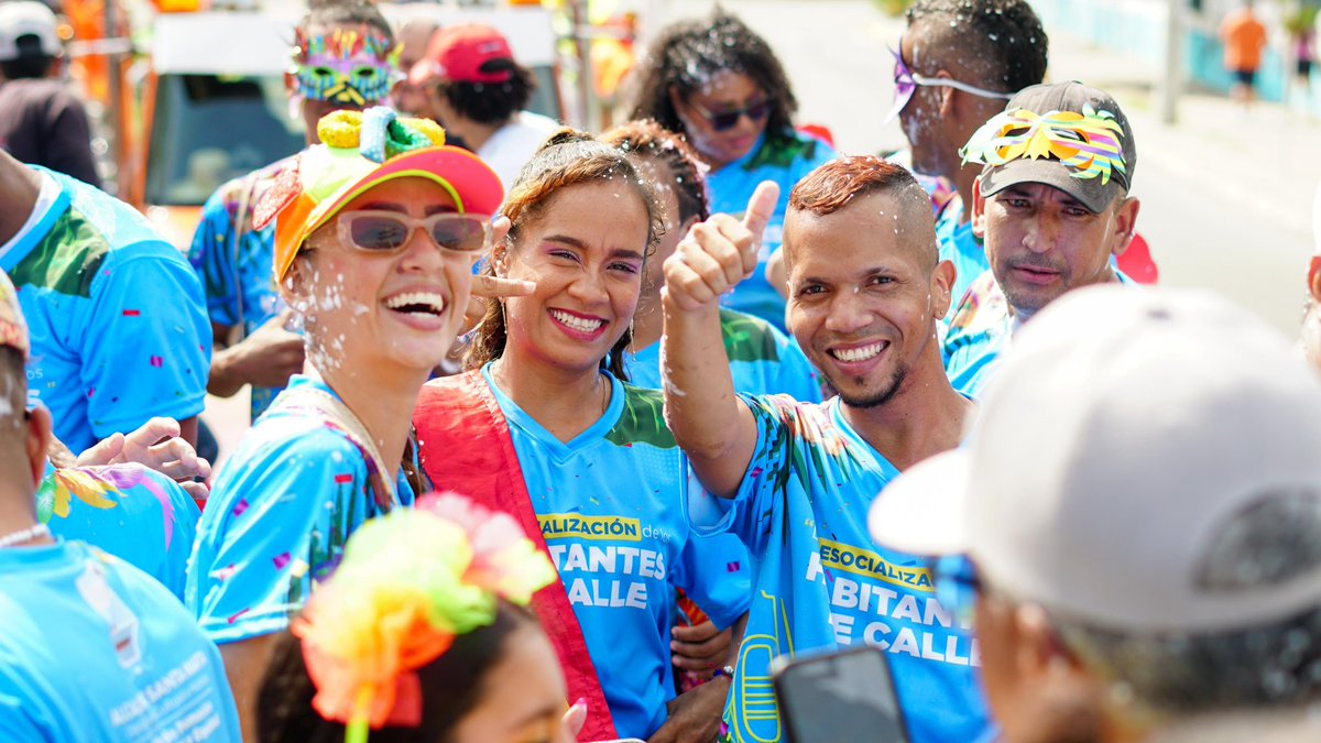 #AEstaHora continúa la Batalla de Flores con más de 70 comparsas, coches antiguos y este año, por primera vez, tenemos una carroza especial integrada por habitantes de calle que avanzan en su proceso de resocialización en el Centro de Atención Integral de la <a href="/SantaMartaDTCH/">Alcaldía de Santa Marta</a>.