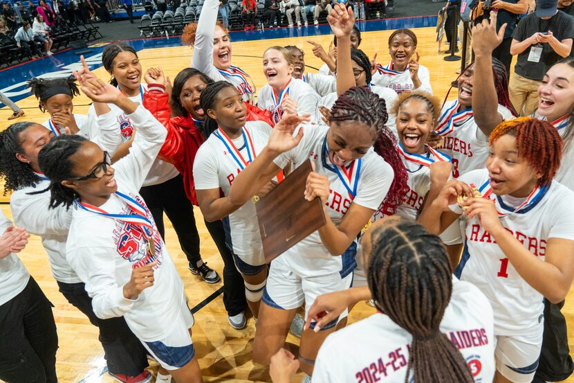 After feeling disrespected by the Class 5A state rankings, Denton Ryan rolled through the state playoffs and topped No. 1 San Antonio Wagner🏀🏆 | #TXHSBB

Link: dallasnews.com/high-school-sp…