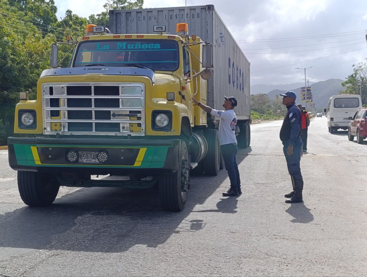 InttContigo's tweet photo. Desde el punto de atención al ciudadano Copey, T009, municipio Bermúdez, el #INTT en Carúpano, junto a la #IAPES, la #GNB y Protección Civil, fomentan el uso de los dispositivos de seguridad y el respeto de los límites de velocidad, con el fin de garantizar una movilidad segura https://t.co/rCWAvQpJim