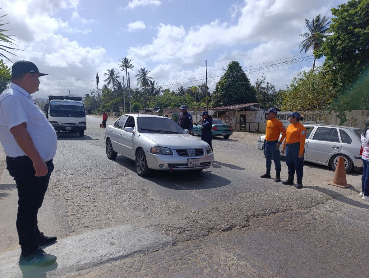 InttContigo's tweet photo. Desde el punto de atención al ciudadano Copey, T009, municipio Bermúdez, el #INTT en Carúpano, junto a la #IAPES, la #GNB y Protección Civil, fomentan el uso de los dispositivos de seguridad y el respeto de los límites de velocidad, con el fin de garantizar una movilidad segura https://t.co/rCWAvQpJim
