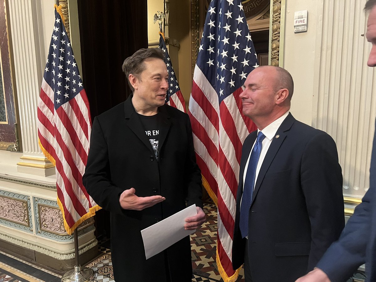 .@ElonMusk told us the other day that the U.S. government has issued 4.6 million credit cards to government employees 

But there’s a problem: the U.S. government has only 2.2 million employees