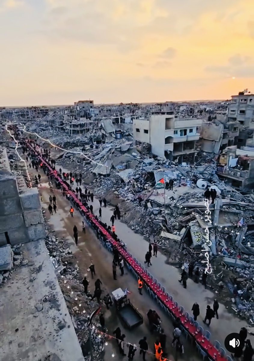 Portes_Thomas's tweet image. Jamais nous n’oublierons cette image. 

Rupture du jeûne dans la bande de Gaza.