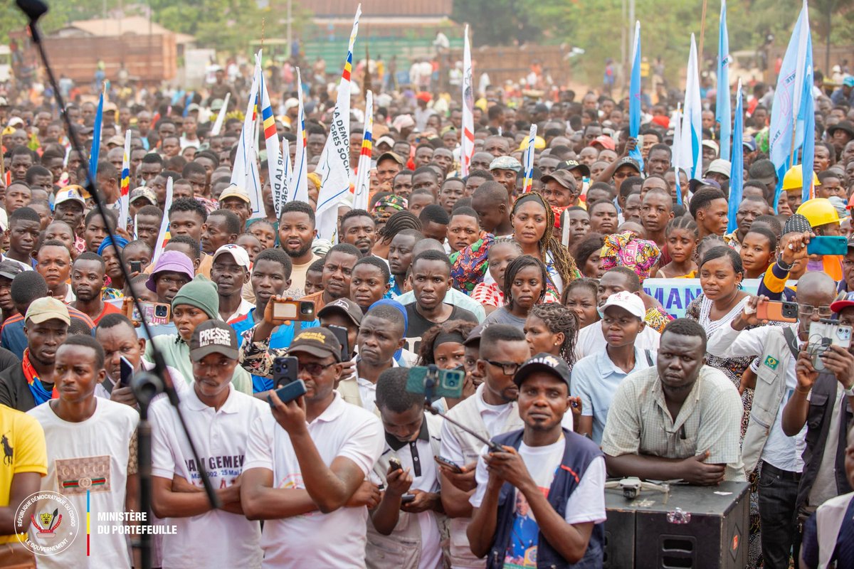 BeyaM91156's tweet photo. #Sud_Ubangi_GemenaJean Lucien Bussa sejourne dans son fief, le Sud-Ubangi pour une mobilisation générale en soutien aux @FARDC_Info, à l'enrôlement massif des jeunes pour la défense et la sécurité de notre pays et enfin, soutien au Président de la République Félix tshisekedi https://t.co/NLpE0EjJ6x