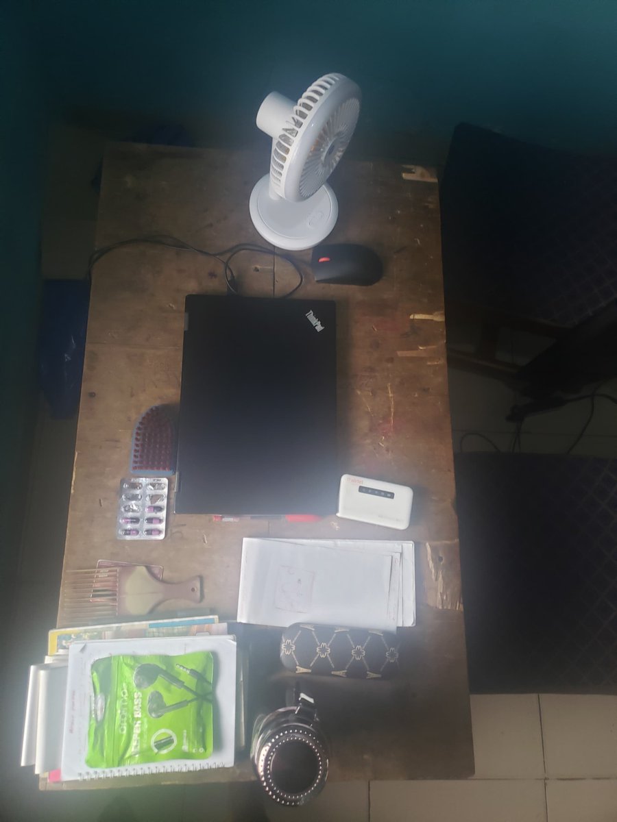 _SAMMYARTS's tweet image. My Workspace Evolution.
1st slide: Had just my smartphone to design with.
2nd slide: Got a new pc and a bigger fan.
3rd slide: Rented a new apartment and I CONTINUED to build my Workspace.
4th slide: My current Workspace as of today.
Lesson: KEEP BUILDING🔥