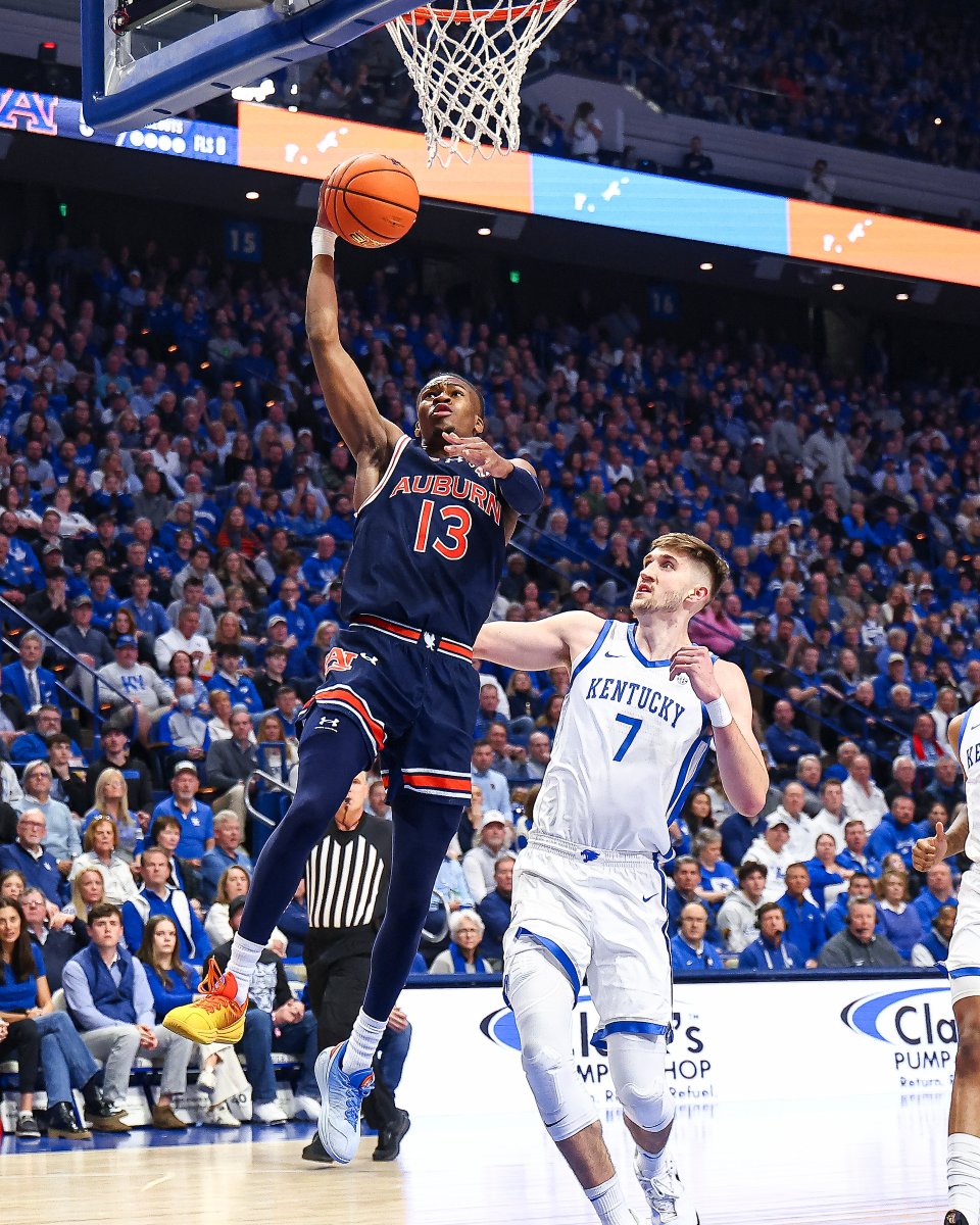 Clintau24's tweet image. 1988 🤝 2025

winning in Rupp, listening on the radio