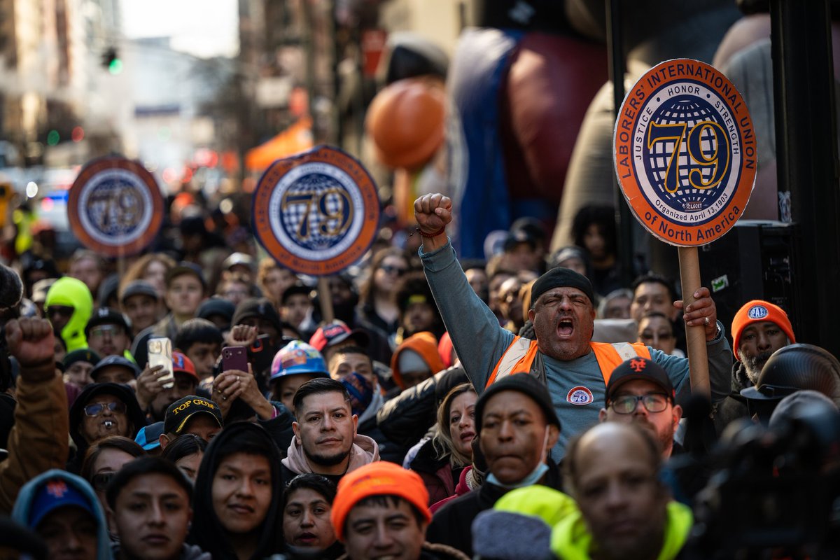 local79nyc's tweet photo. Hundreds of union construction laborers came out to say Shame on the Empire State Building for allowing worker exploitation with over 20 inflatable rats!! #LaborersRising https://t.co/moDVVuEcGi