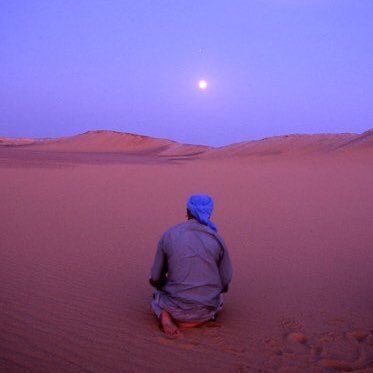 Teravih; ruh kelimesi ile aynı kökten ve aslında soluklanmak demek.

Ruh, nefestir. Teravih ise nefeslenerek (ara verilerek) kılınan bir namaz.

Aynı kökten gelen bir diğer kelime ise rayiha, yani güzel koku.

Kelimeler çok şey anlatır.