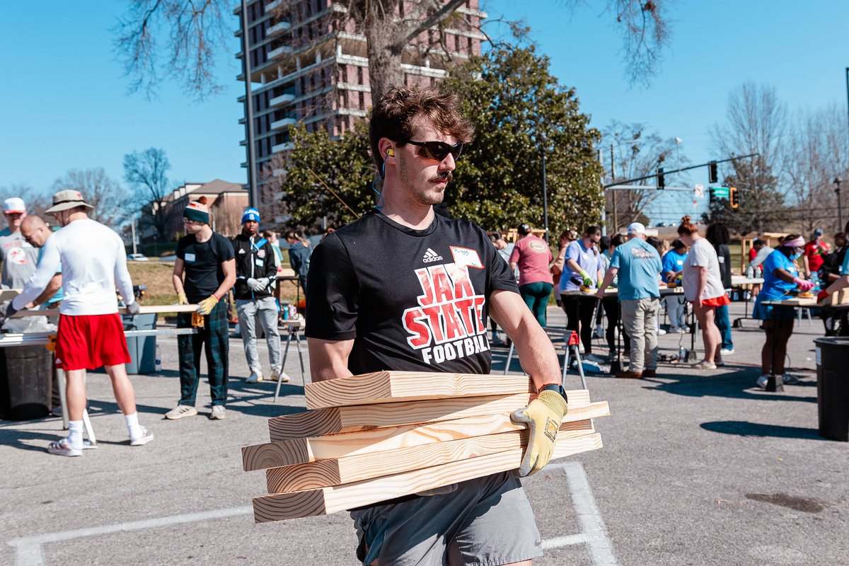 JaxStateFB's tweet photo. Thank you @SHPbeds for the opportunity to build beds and give back to the community‼️

#EmbraceTheGrind | #AKC https://t.co/vhI27bBbWs