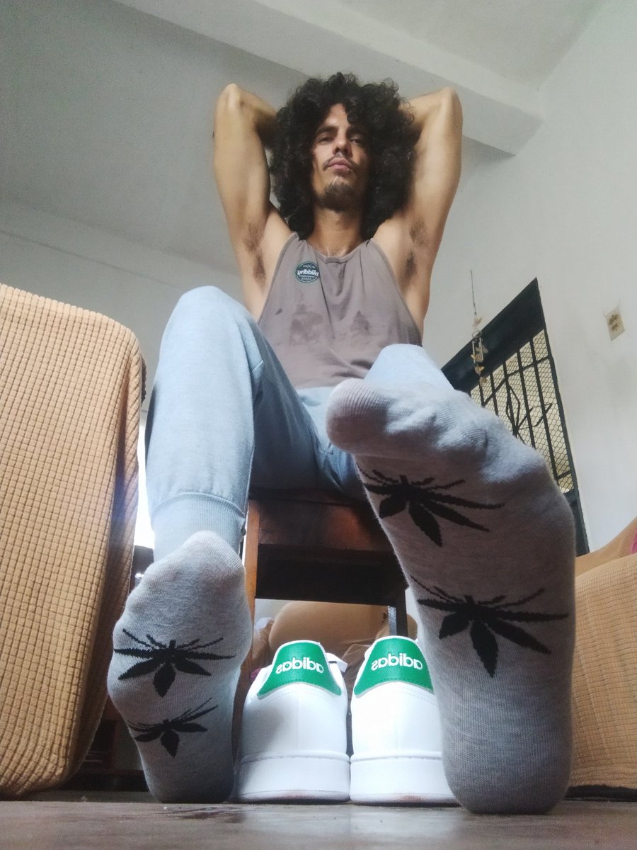 Seems like you have a choice to make, piggy boy 🐽 but first, press send 🤑